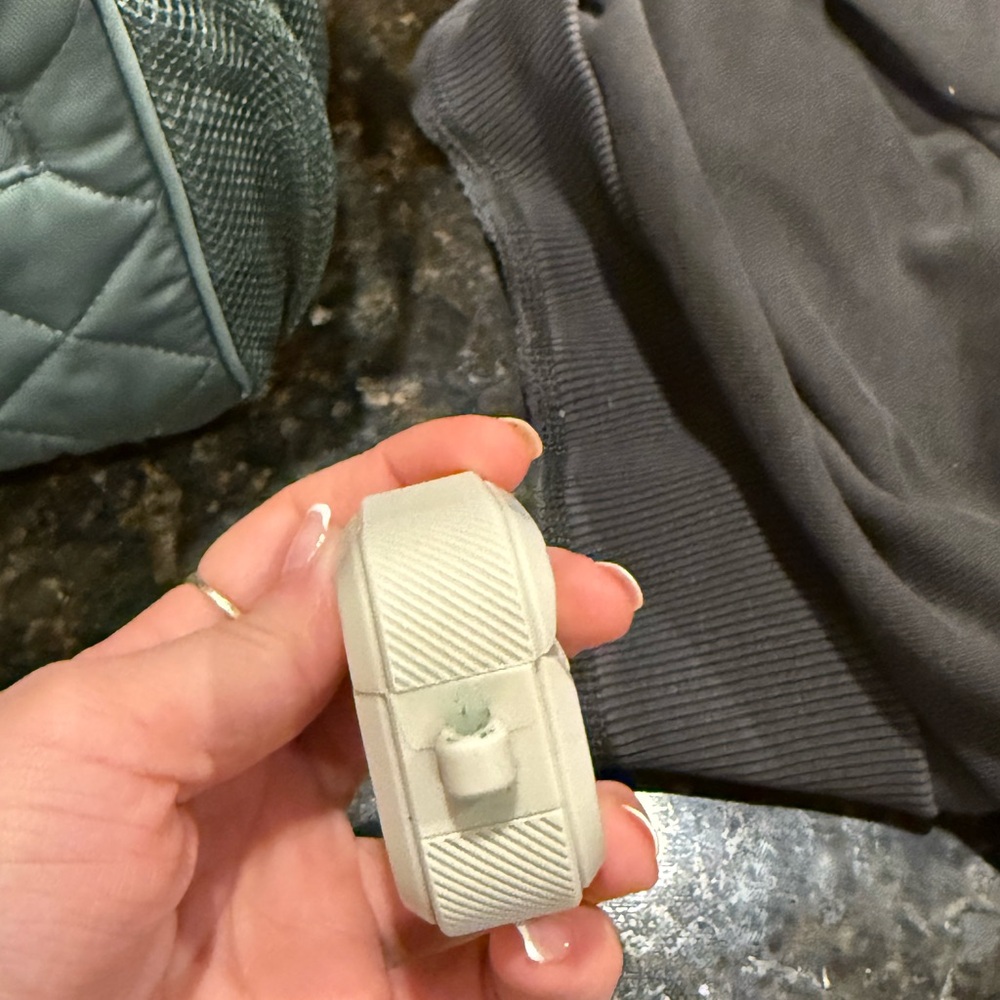 AirPods 3rd generation charging case (without AirPods) - Picture 4 of 5